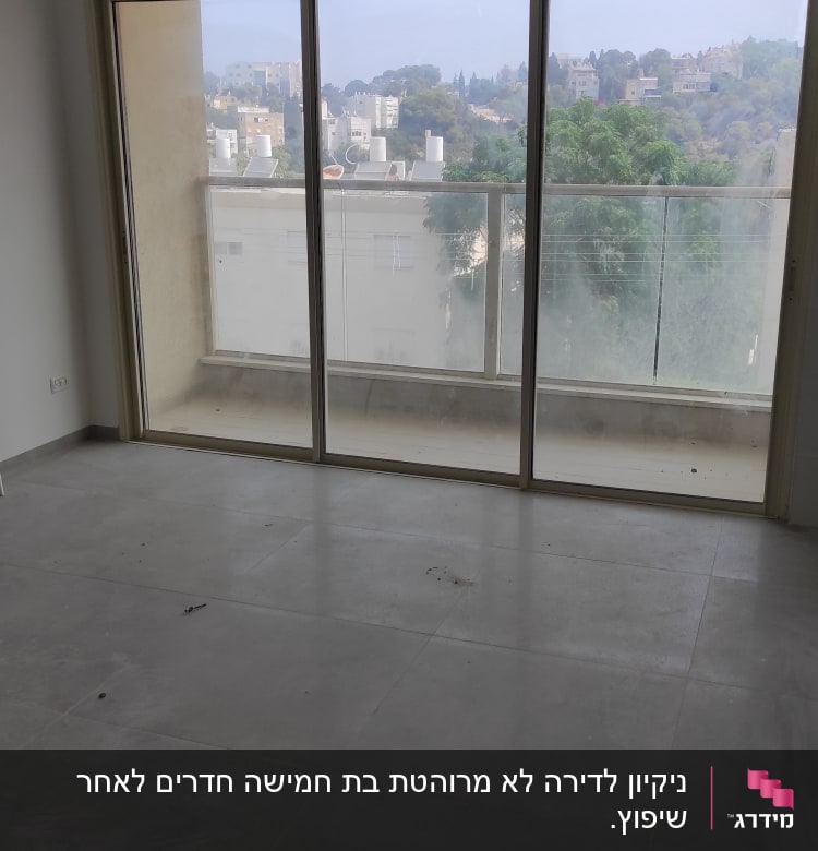 רצפה מלוכלכת עם סימני לכלוך ליד חלון זכוכית